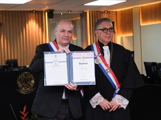 Reitor Josealdo Tonholo recebe a maior honraria concedida pelo TRT de Alagoas