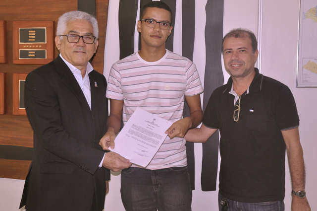 Danilo Cândido Vieira foi recepcionado pelo diretor da Feac, Anderson Dantas, unidade onde ele ficará lotado