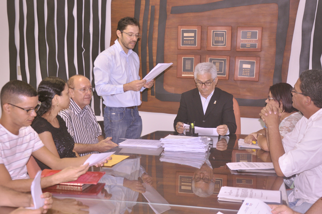 O diretor-adjunto do DAP, Thiago Soares, fez a leitura dos Termos de Posse