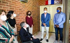 Professor Natanael (ao centro) recepciona Milton Andrade na entrada do Laboratório de Cariologia, que, agora, leva seu nome