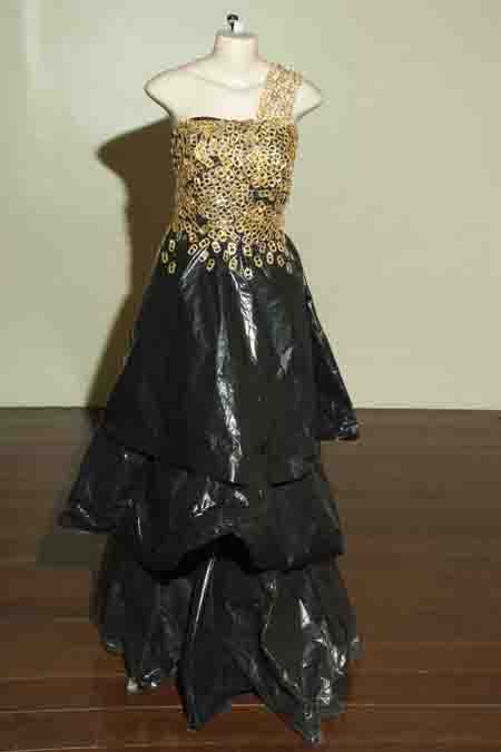 Vestido confeccionado com sacolas plásticas de lixo anéis de latinha