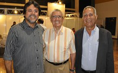Professores José Carlos Almeida e Francisco Vieira Barros comemora a homenagem ao colega