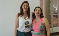 Elaine Nunes, da Cortez Editora, e a presidente do Cress-AL, Analice Dantas, comemoram parceria para realização do Seminário