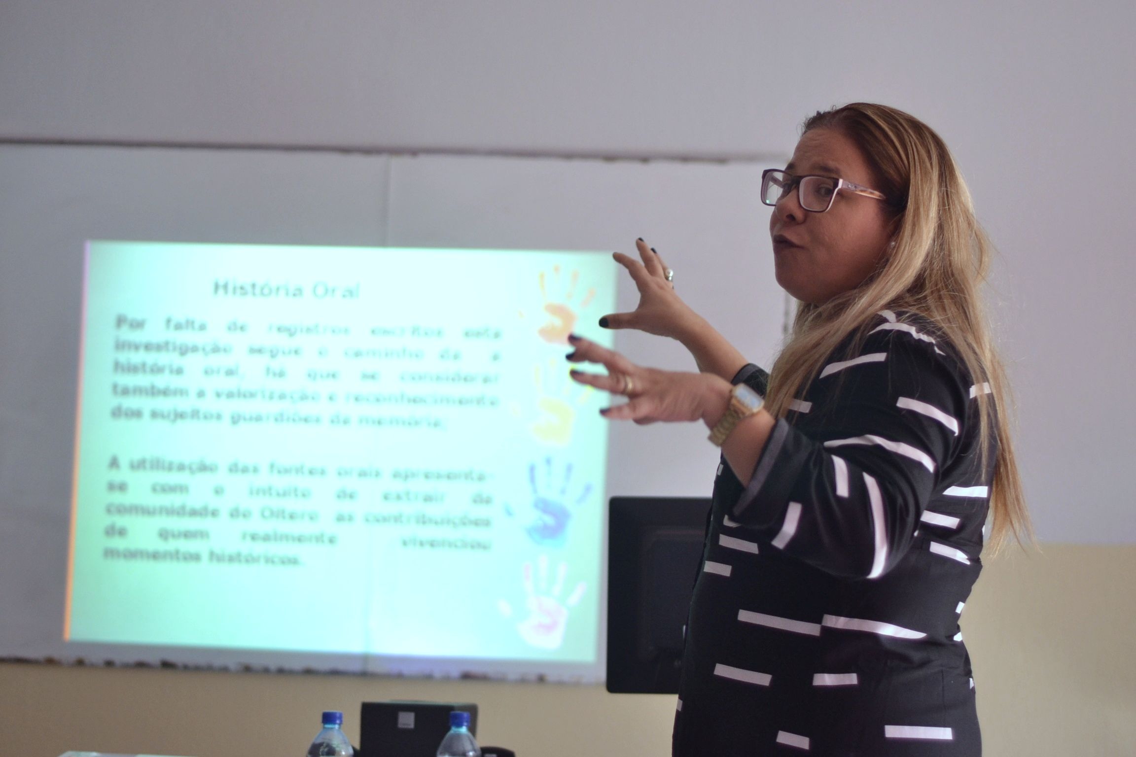 Professora Valéria Campos apresentando os resultados do projeto de extensão que coordena na Unidade de Penedo