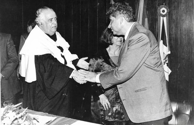 Reitor honorário Fernando Gama, quando esteve à frente da Reitoria da Ufal, em solenidade cumprimenta o ex-governador de Alagoas, Divaldo Suruagy