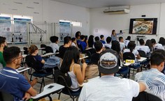 Professora Ivvy Quintela dando aula aos alunos do ensino médio, antes da pandemia