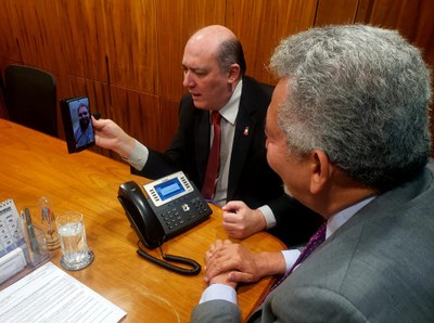 Reitor Tonholo em Brasília com o deputado Paulão, no momento em que recebeu a notícia das rubricas pelo diretor do DAP, Bruno Morais, por telefone