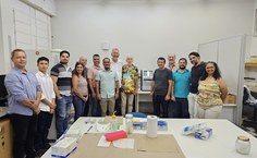 Deputado Paulão com equipe de técnicos, docentes do Laboratório de DNA Forense e equipe de gestão da Ufal